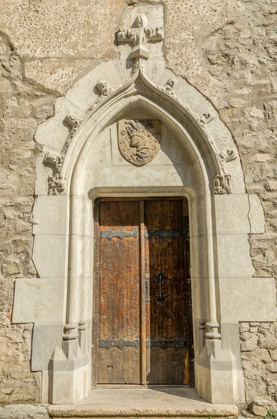 Старая дверь замка — стоковое фото