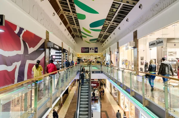 Persone shopping nel centro commerciale di lusso — Foto Stock