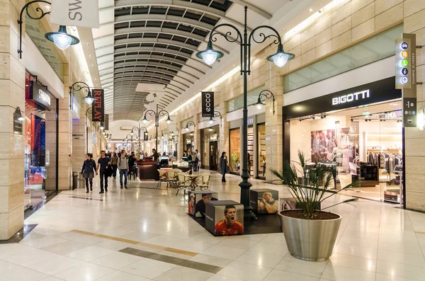 Edifício centro comercial interior — Fotografia de Stock