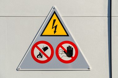 Yüksek Voltaj Tehlike işareti