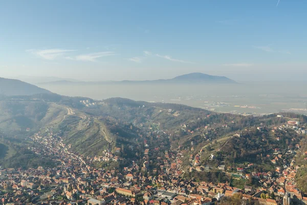 Karpat Dağları'nda brasov şehrin havadan görünümü — Stok fotoğraf