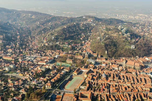 Letecký pohled na město Brašov v Karpatských horách — Stock fotografie