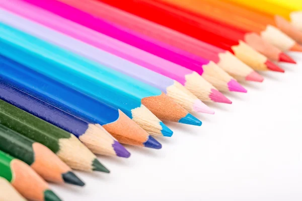 Rangée crayons de couleur — Photo