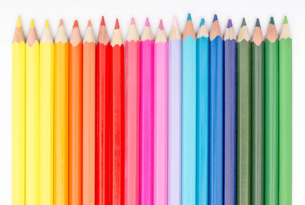 Цветные карандаши, расположенные в радужной линии — стоковое фото