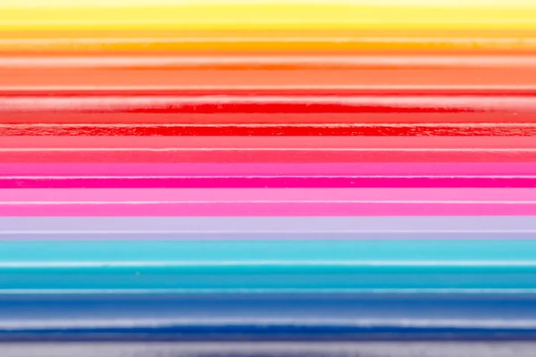 Farbstifte in Regenbogenlinie angeordnet — Stockfoto