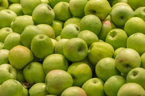 Zelená jablka v trhu displej — Stock fotografie