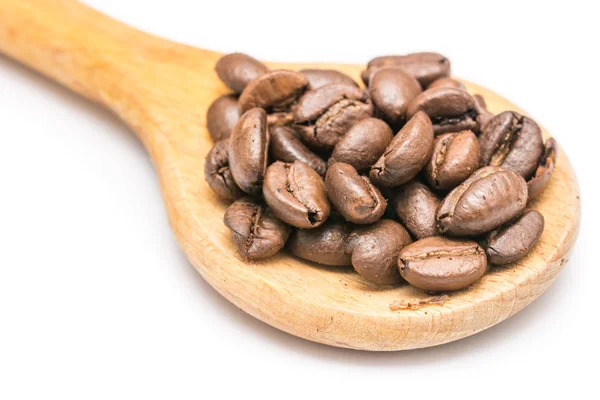 Colher de madeira com grãos de café no fundo branco — Fotografia de Stock