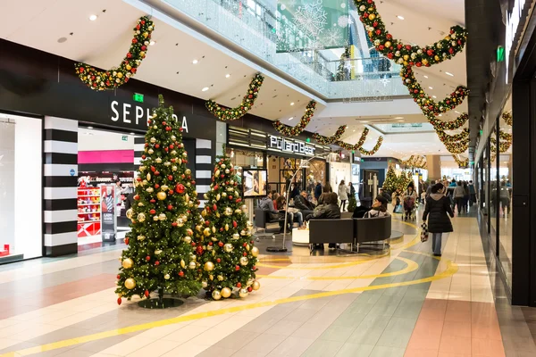 Menschen auf Weihnachtsgeschenken einkaufen — Stockfoto