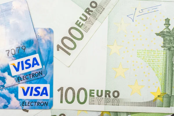 Visa creditcards en Euro-bankbiljetten — Stockfoto