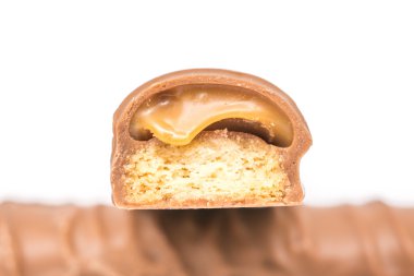 Karamel dolgulu çikolata bar