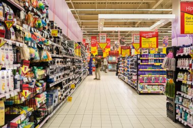 İnsanlar süpermarketten alışveriş yapıyor.