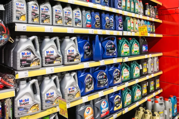 Aceite de motor de automóvil en el estante del supermercado — Foto de Stock