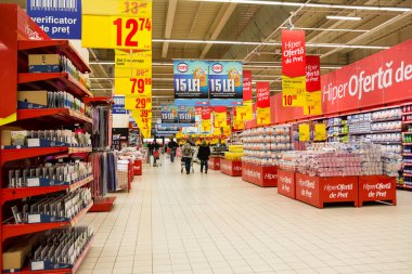 İnsanlar süpermarketten alışveriş yapıyor.