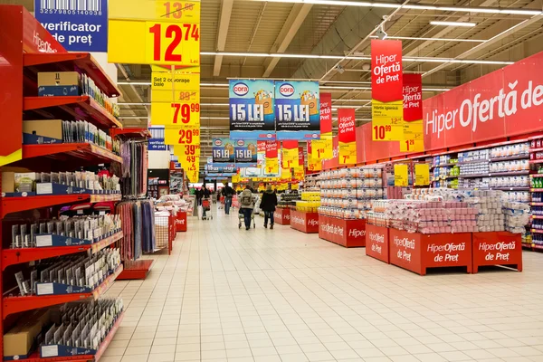 Люди делают покупки в супермаркете — стоковое фото