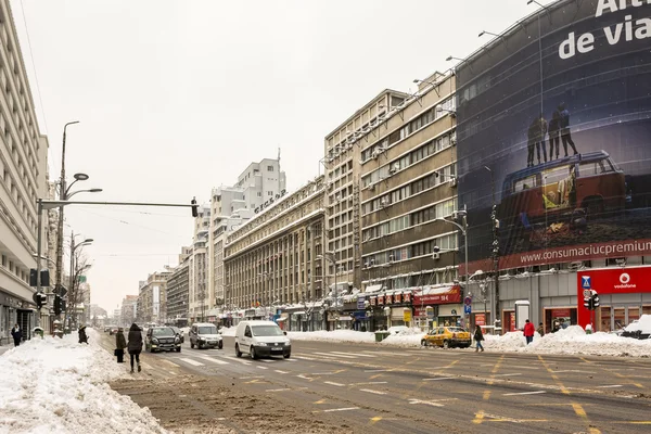 Зимний снег на бульваре Георге Магеру в центре Бухареста — стоковое фото