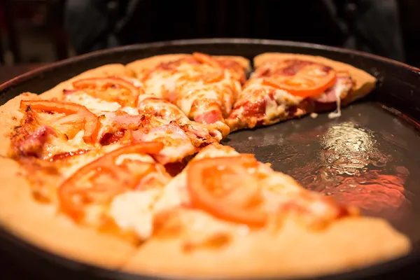 Pizza szelet szolgált közelről — Stock Fotó