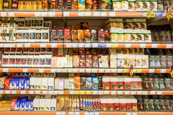 Dulces de chocolate en el estante del supermercado — Foto de Stock