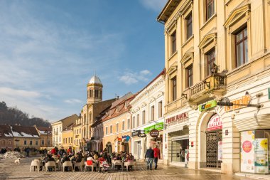 Şehir merkezindeki Cafe restoranlarda rahatlatıcı turist