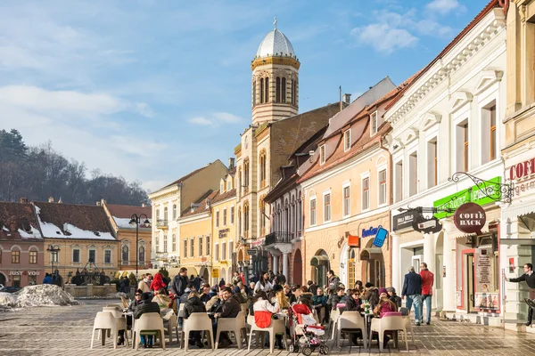 Туристи, відпочиваючи downtown в кафе, ресторанів — стокове фото