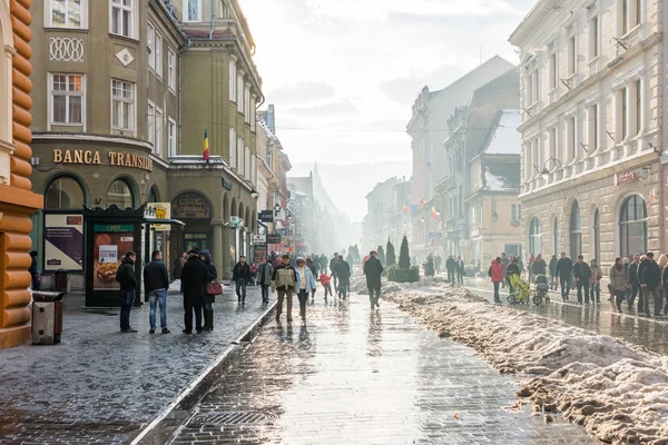 Giornata nebbiosa nel centro storico di Brasov — Foto Stock