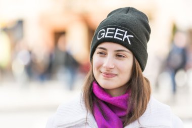 mutlu geek kız portre
