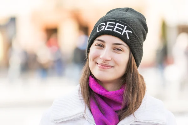 Gelukkig geek meisje portret — Stockfoto