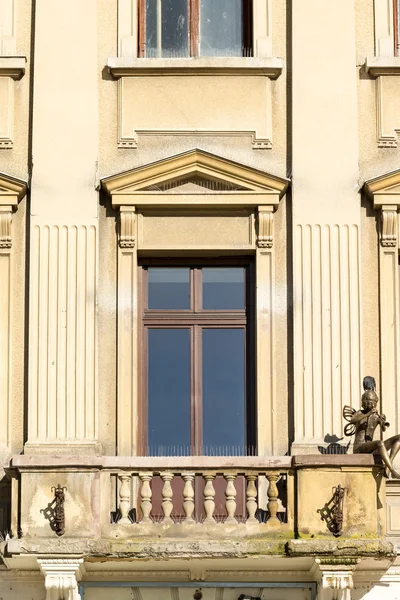 Ventana común de la casa medieval —  Fotos de Stock