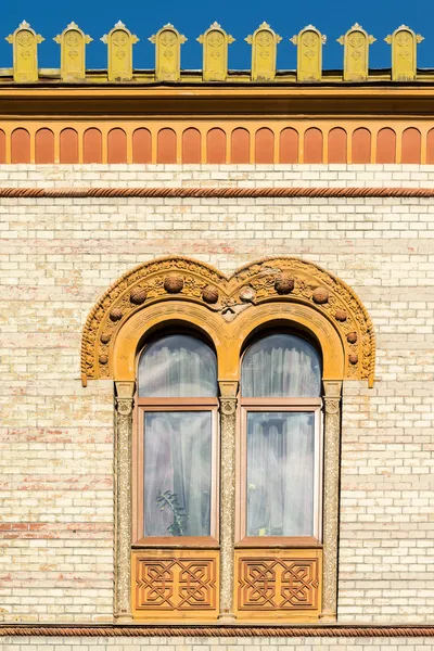 Yhteinen keskiaikainen talon ikkuna — kuvapankkivalokuva