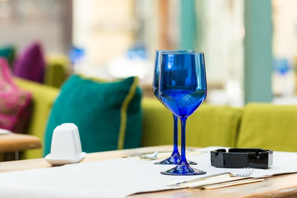 Restoran masada boş mavi gözlük — Stok fotoğraf