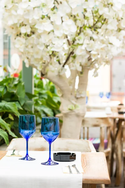 Bicchieri blu vuoti sul tavolo del ristorante — Foto Stock