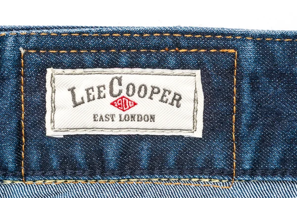 Lee cooper znak na nowoczesny niebieski jeans — Zdjęcie stockowe