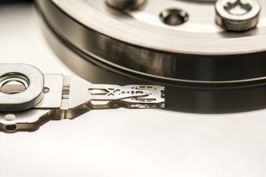 sabit disk sürücüsü okuma yazma kafası