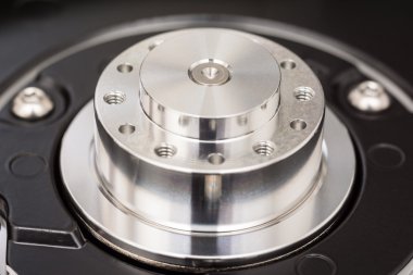 bilgisayarın sabit disk sürücüsüne spindle