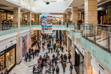 insanlar lüks alışveriş merkezinde alışveriş