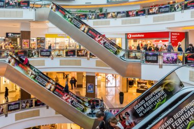 insanlar lüks alışveriş merkezinde alışveriş