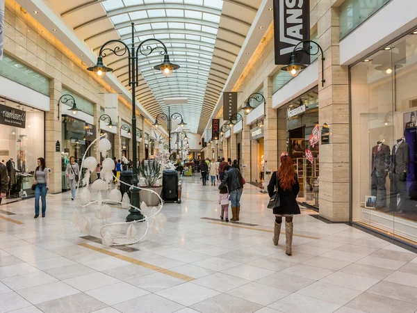 Lidé nakupovat v luxusní nákupní centrum — Stock fotografie