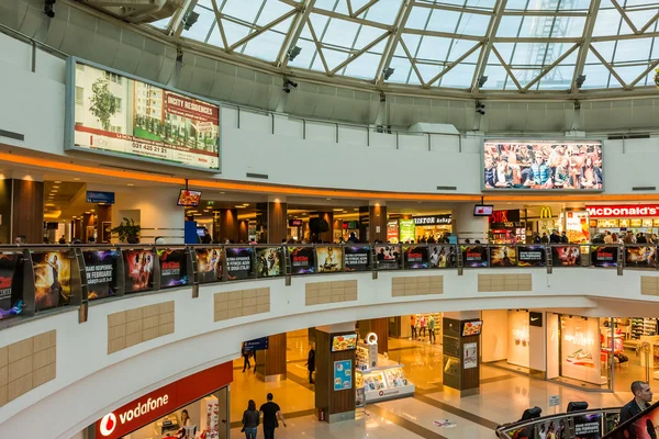 La gente fa shopping nel lussuoso centro commerciale — Foto Stock