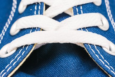 Mavi spor ayakkabı ayakkabı bağcıklarımı