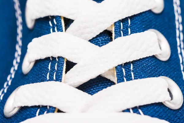 Tkaničky modré tenisky — Stock fotografie