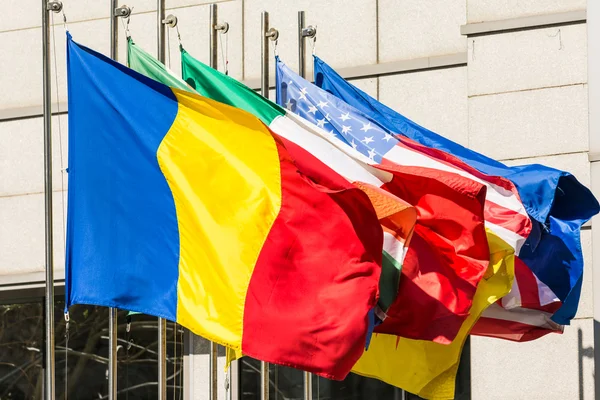 Ρουμανική σημαία κατά μήκος της Ευρωπαϊκής Ένωσης και των Ηνωμένων Πολιτειών — Φωτογραφία Αρχείου