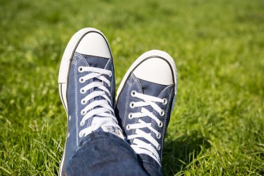 Yeşil çimenlerin üzerinde tüm star converse spor ayakkabı