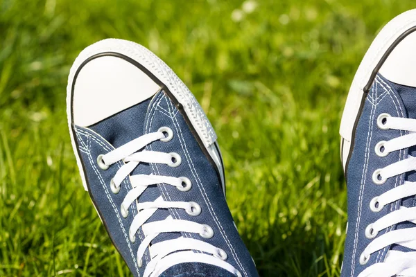 Retro sneakers på gräs — Stockfoto