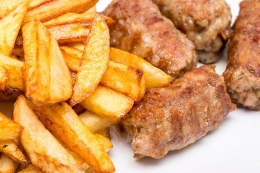 Romanya köfte veya MICI ve kızarmış patates
