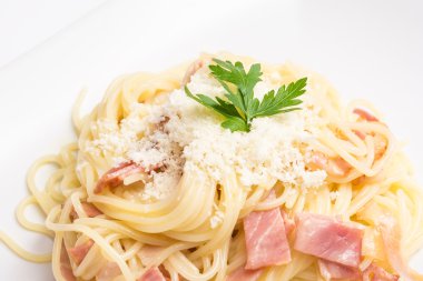 Spagetti carbonara pişmiş jambon ve parmesan ile