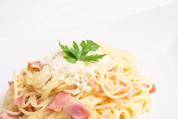 Spaghetti Carbonara mit gebackenem Schinken und Parmesan — Stockfoto
