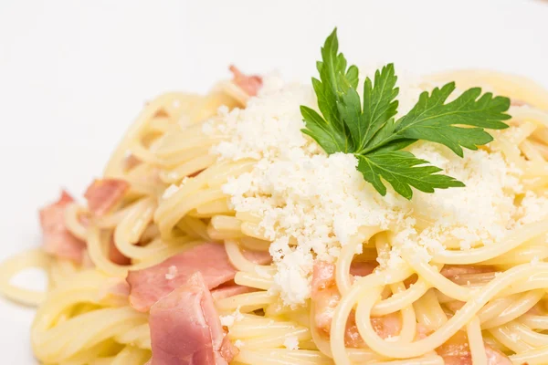 Spaghetti Carbonara mit gebackenem Schinken und Parmesan — Stockfoto