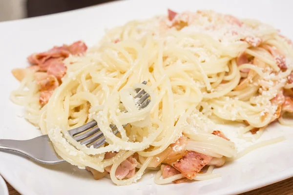 Spaghetti Carbonara essen — Stockfoto