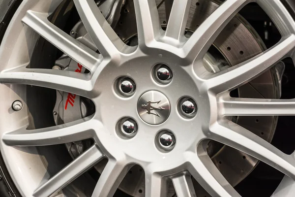 Roda de Maserati e almofada de quebra — Fotografia de Stock