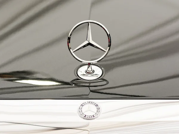 Mercedes benz tecken på nära håll — Stockfoto