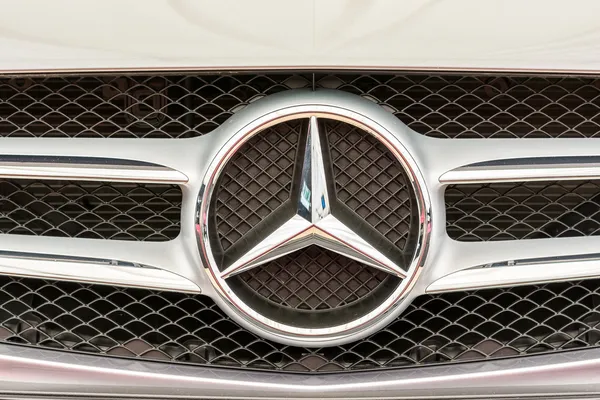 Mercedes benz tecken på nära håll — Stockfoto